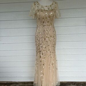 Elegant Mermaid Style Evening Gown With Sequins And Tulle Details